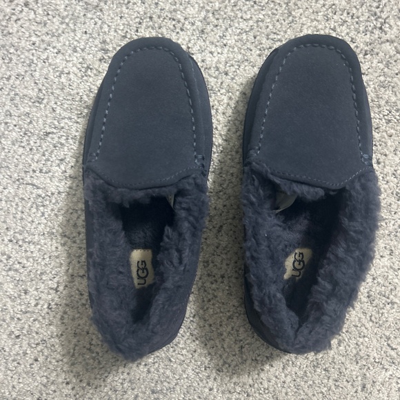 Boys Ugg slippers - Picture 2 of 5